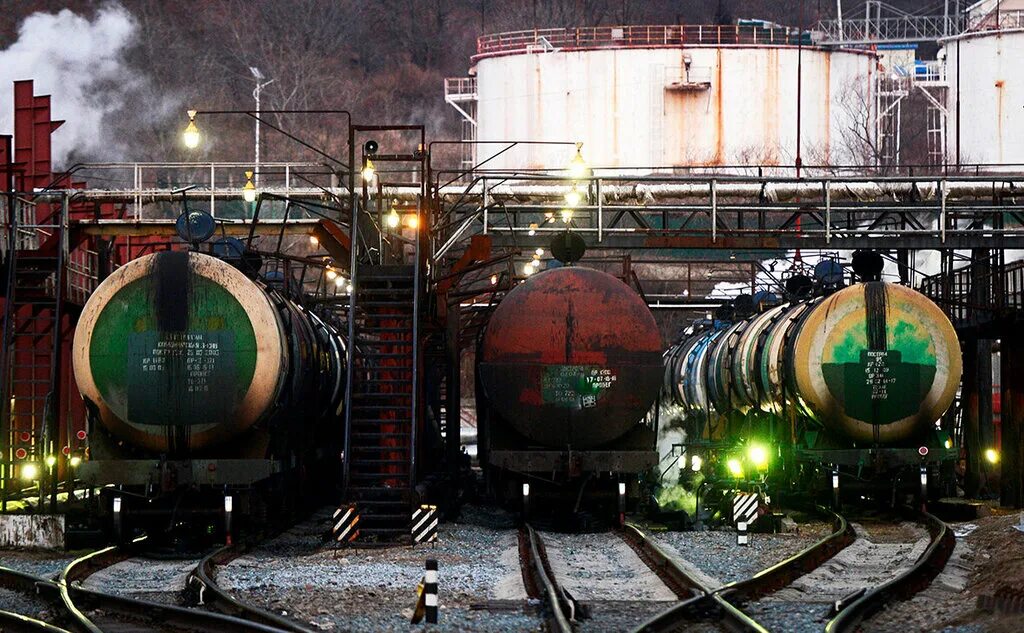 транспортировка нефти железнодорожным транспортом. нефтепродукты жд. железнодорожные перевозки нефтепродуктов. перевозка нефти. грузовая станция.