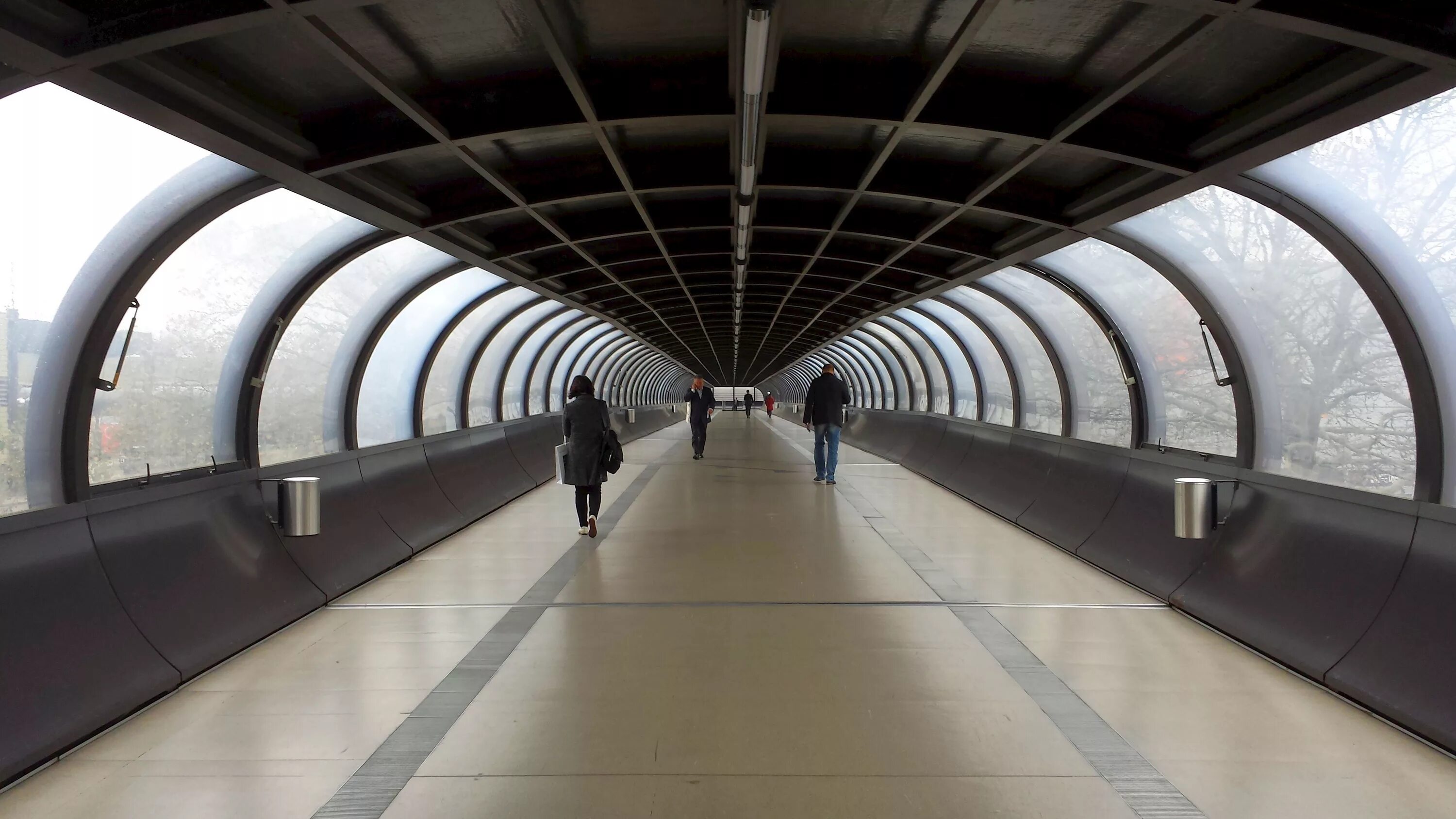 Переход между. Надземные станции метро в Москве. Надземный пешеходный тоннель. Тоннель для пешеходов. Подземный пешеходный тоннель.