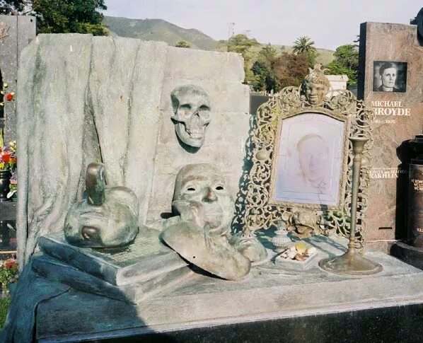 Памятник савелию крамарову в сан франциско. Памятник крамарову на кладбище в сан-франциско. Где похоронили савелия крамарова. Могила савелия крамарова в сан франциско. Где похоронили савелия крамарова.