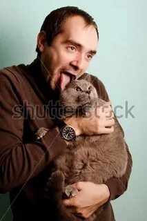 Кот на руках человека