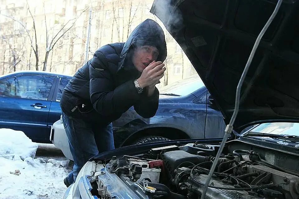Агрегаты автомобиля. Дети заводят моторы. Авторемонт двигателя. Завести авто. Прогрев мотора автомобиля.