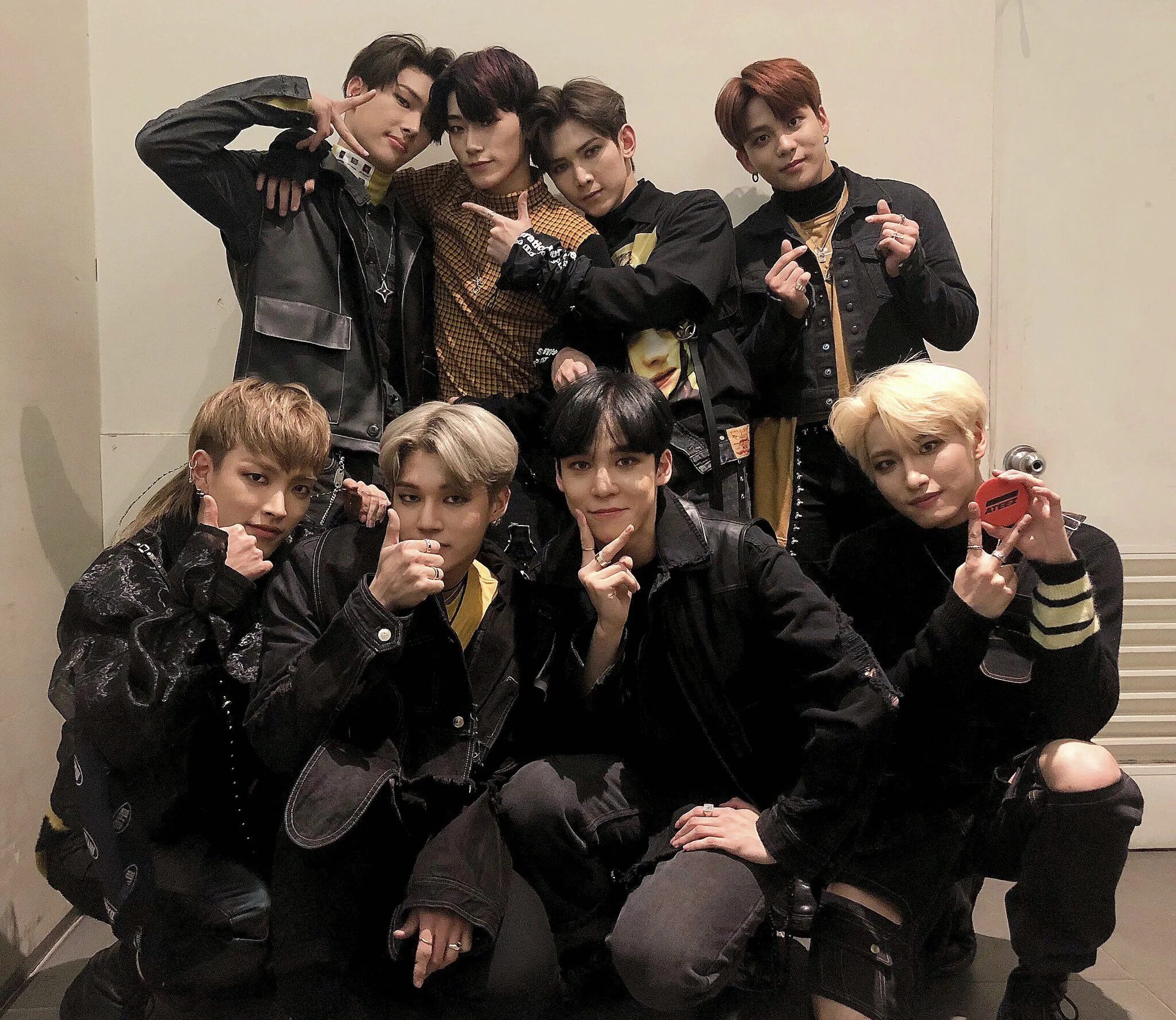 Answer ateez. Группа ateez. ateez участники wonderland. юкисс ateez. хонджун ateez 2025.