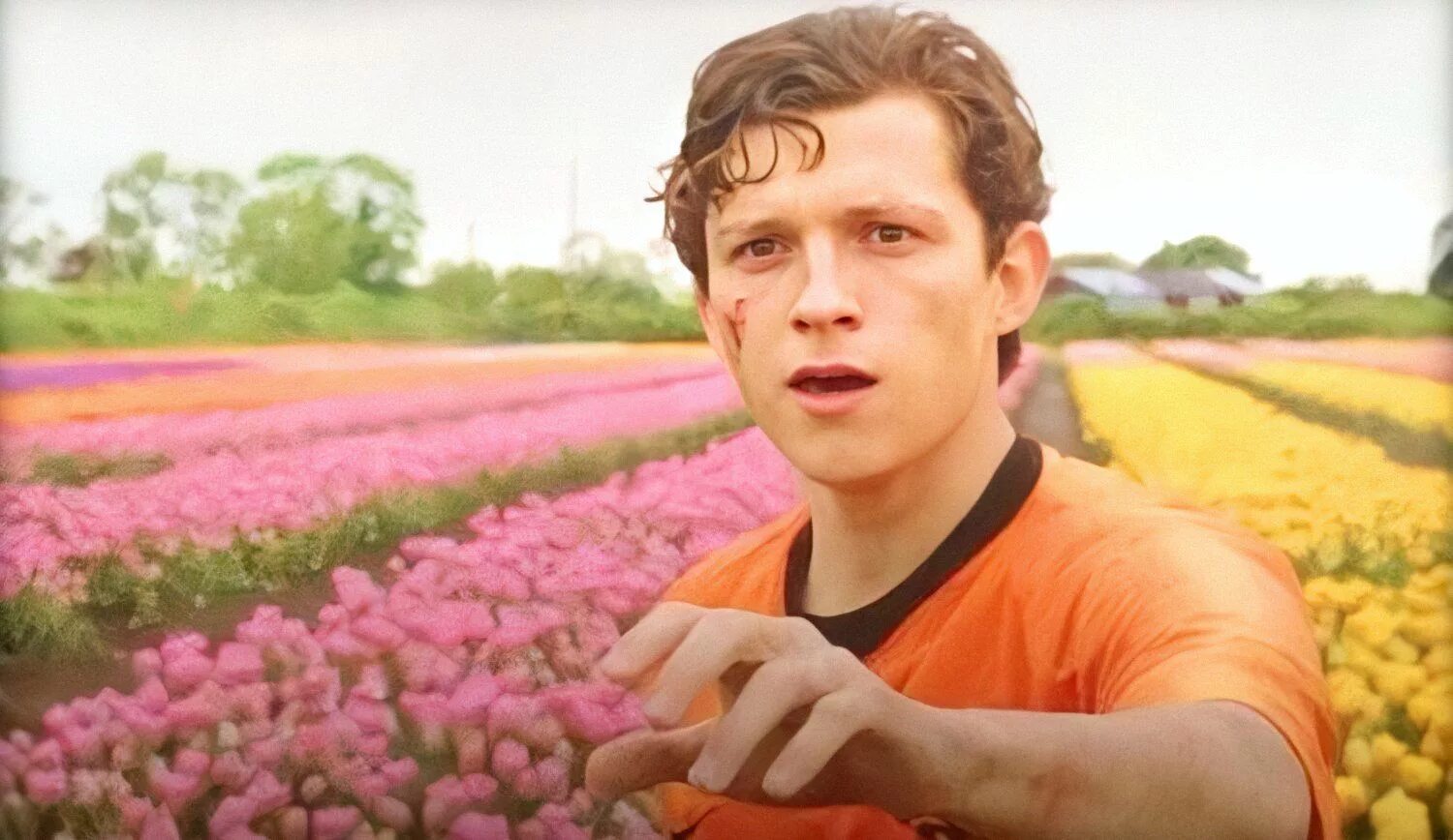 Том холланд в 17 лет. Питер паркер человек паук том холланд. Том холланд. Питер паркер 2021 том холанд. Том холланд с цветами.