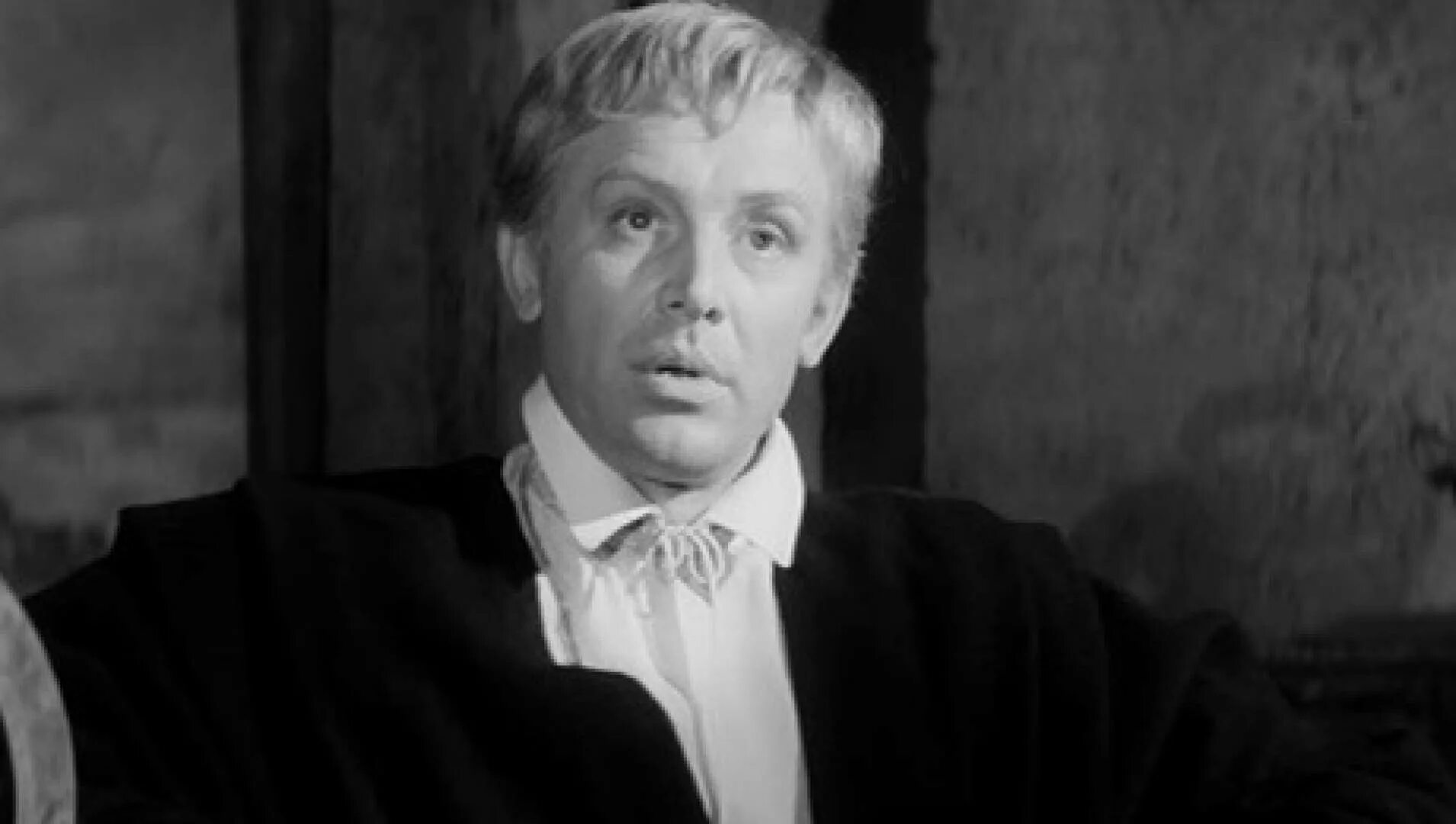 Гамлет смоктуновский бедный йорик. Лоуренс оливье шекспир. Гамлет фильм лоуренса оливье 1948 замок эльсинор. Иннокентий смоктуновский гамлет. Шекспир гамлет театр моссовета.