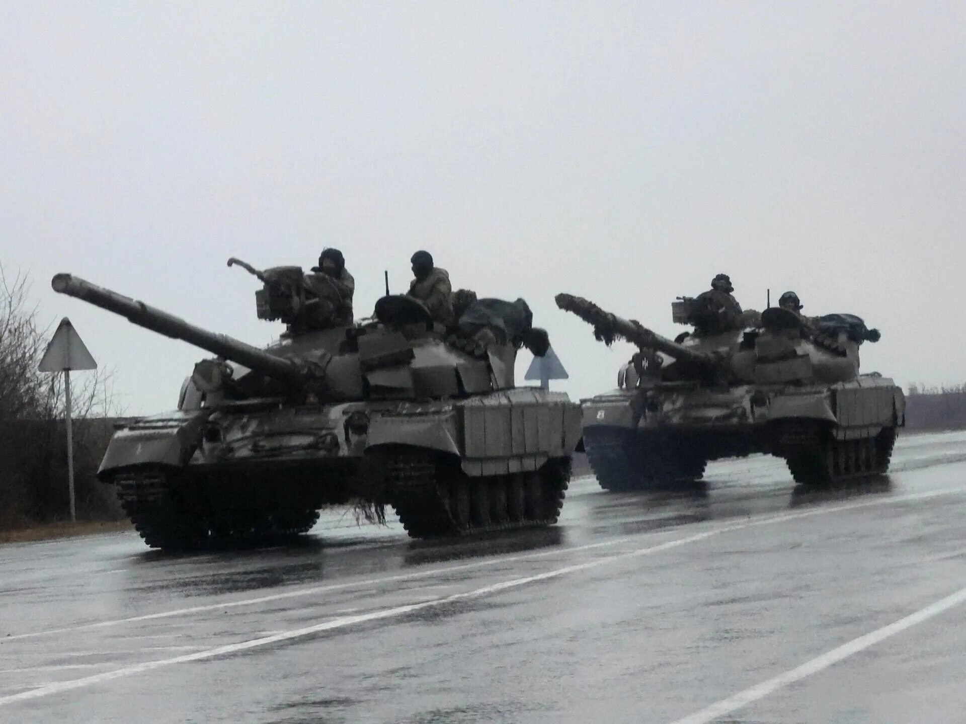 24-я танковая дивизия. Т-72 польша. T72 танк. Экипаж танка кв 1 расейняй. Танки 24 июня.
