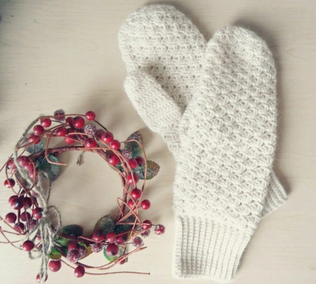 Вязаные рукавички крючком. Варежки крючком. рукавички крючком. вязание крючком варежки.