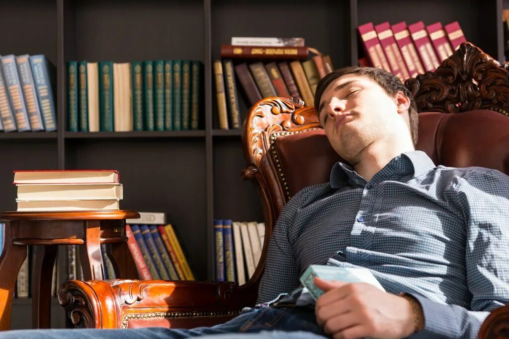 Писатели сон. Спящий человек на кресле. Мужчина уснул в кресле.
