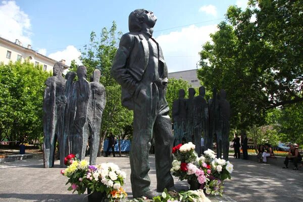 Бродский васильевский остров. Памятник Бродскому на Новинском бульваре. Памятник Иосифу Бродскому Новинский бульвар. Франгулян памятник Бродскому. Франгулян скульптор памятник Бродскому.