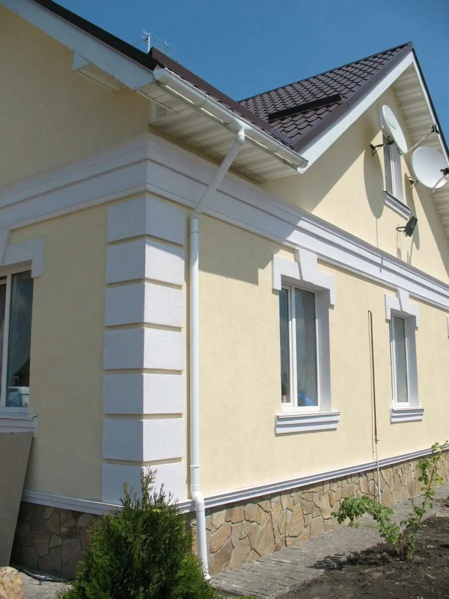 Силикатная фасадная штукатурка. Штукатурные фасады домов. Отделка фасада штукатуркой. Декоративная штукатурка фасада. Отделка фасада короедом.