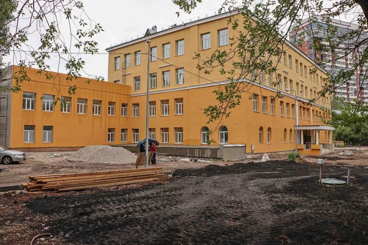Покраска спортивного зала в школе. 46 школа ремонт. Фирма класс потолок. 26 школа курск. Покраска стен в школе.