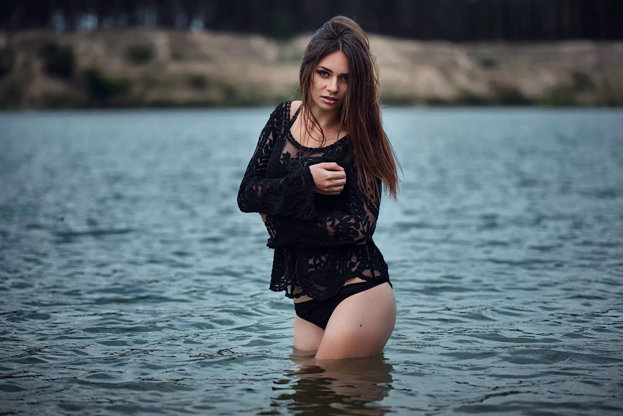 Wet brunette. Девушки на речке. Девушка в воде. Позы в воде для фотосессии. Фотосессия в воде.