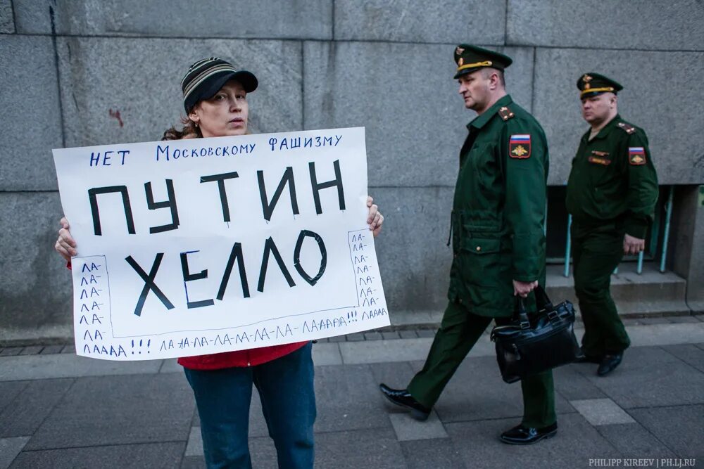 Лозунги против Путина. Плакаты против Путина. Наклейка против Путина. Россия плакат против Путина.