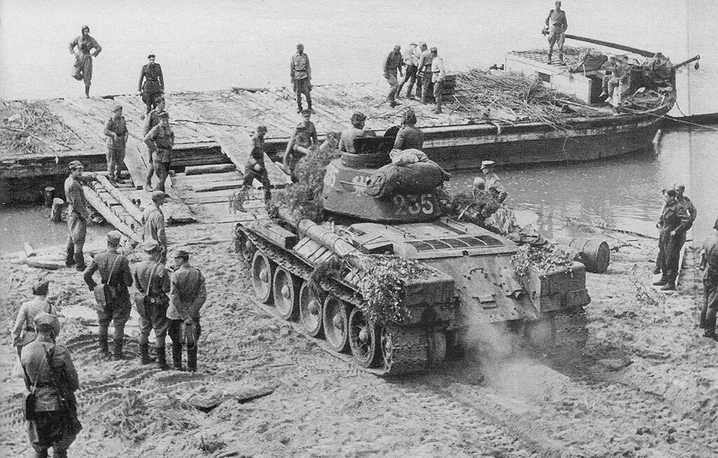 Форсирование вислы август 1944. Преодоление танком водной преграды. Тягач т-34т. Танковые переправочные средства. Переправа т.