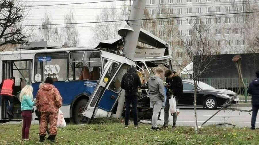 троллейбус ток. чебоксары троллейбус авария. авария чебоксары троллейбус камри. троллейбус врезался в столб чебоксары. троллейбус врезался в столб чебоксары.
