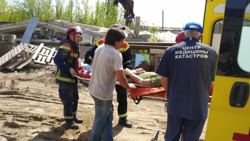 Рабочего намотало на станок. Рабочего завалило грунтом. Врачи спасатели медицины катастроф. В набережных челнах придавило рабочего. Смерть на строительной площадке.