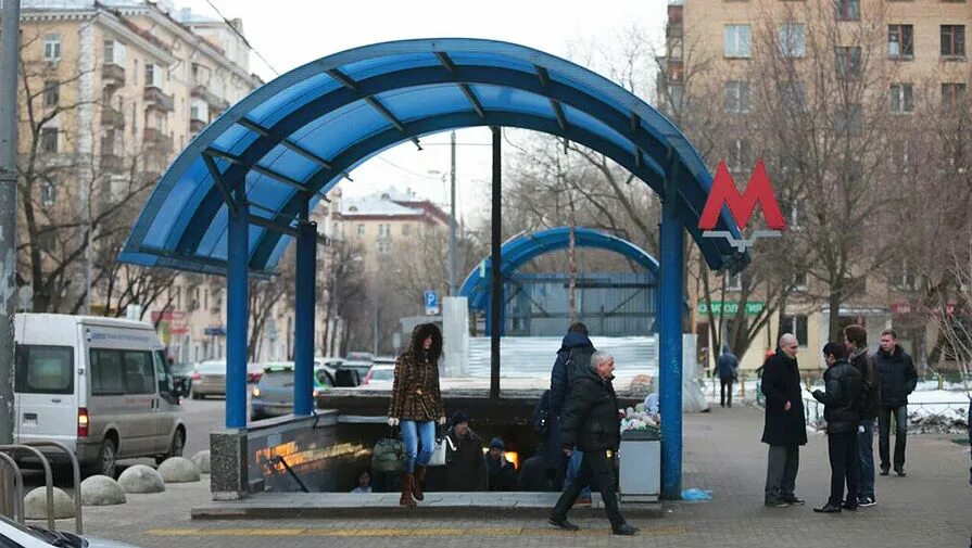 Станция Октябрьское поле. Метро Октябрьское поле Москва. Метро Октябрьское поле метро. Парк у метро Октябрьское поле.