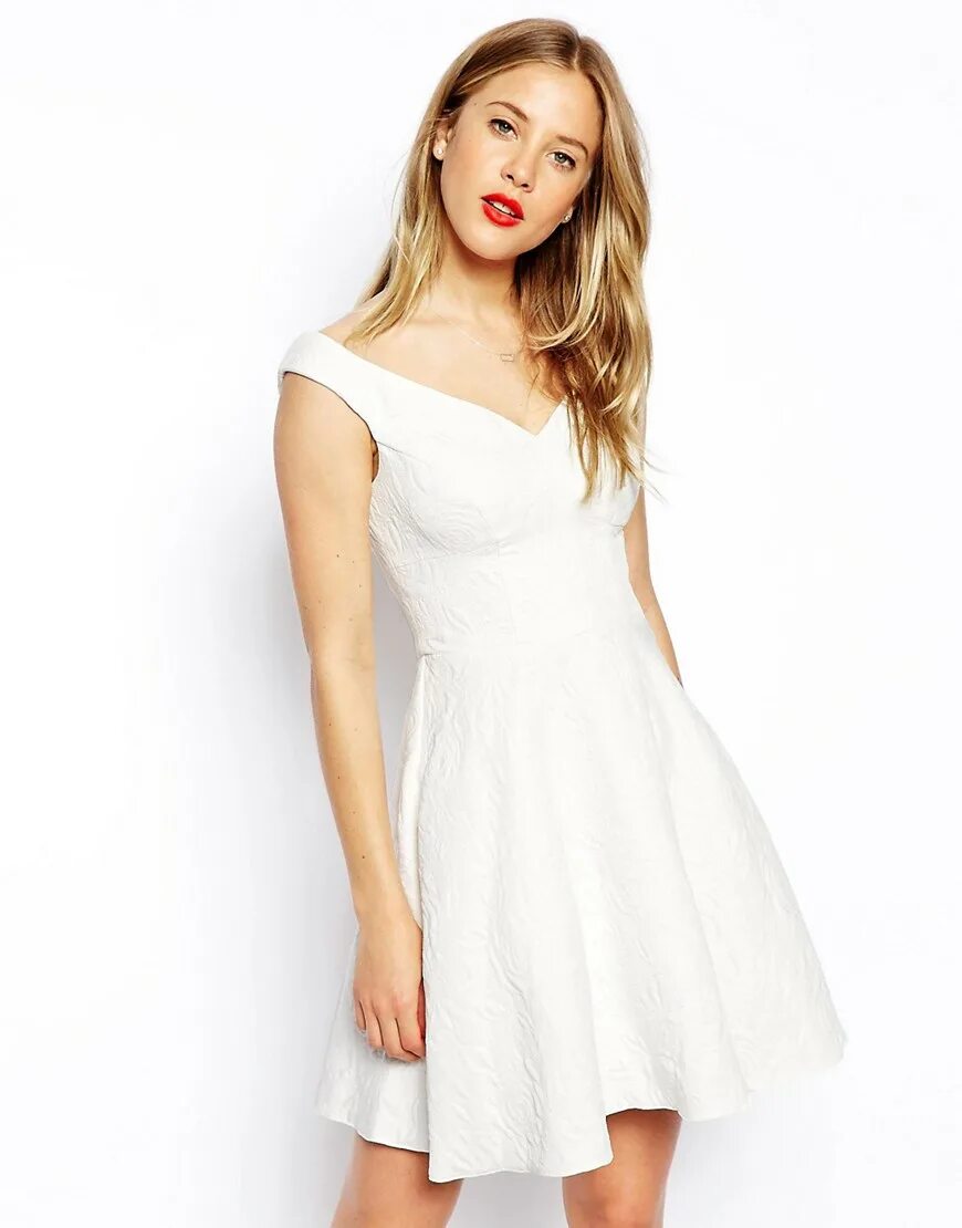 Модель белое платье. Платье белое Асос. Белое платье. Модель в белом платье. Стильное белое платье.