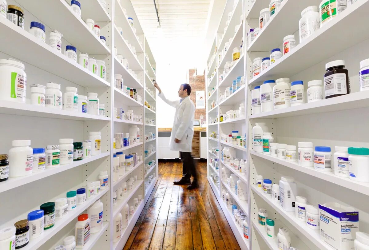препараты в аптеке. аптека лекарства. витрины с лекарственными препаратами. лекарства. лекарства.
