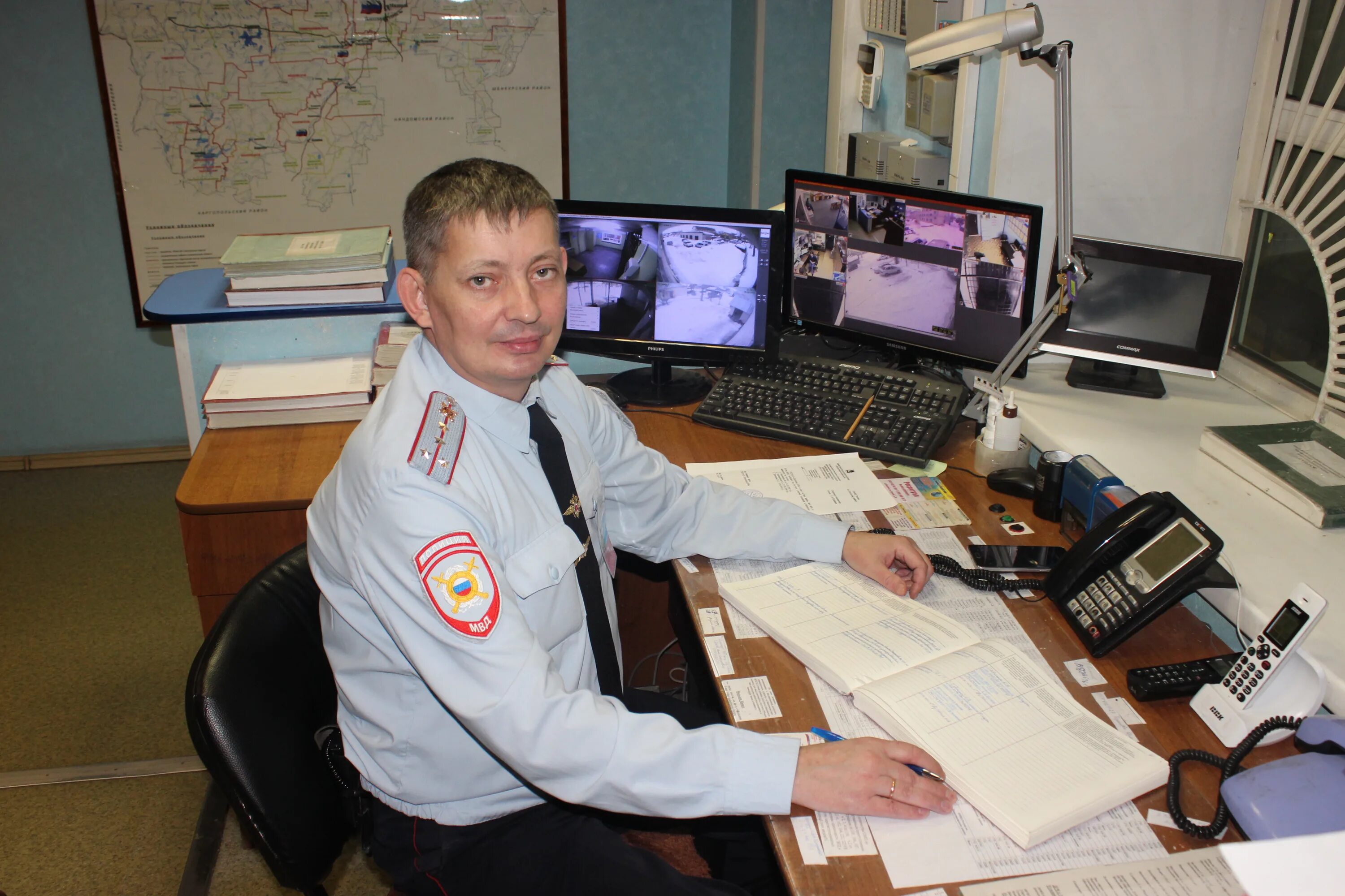 В дежурной части полиции. Сотрудники дежурной части. Оперативный дежурный полиции. Оперативный дежурный. Оперативный дежурный омвд.