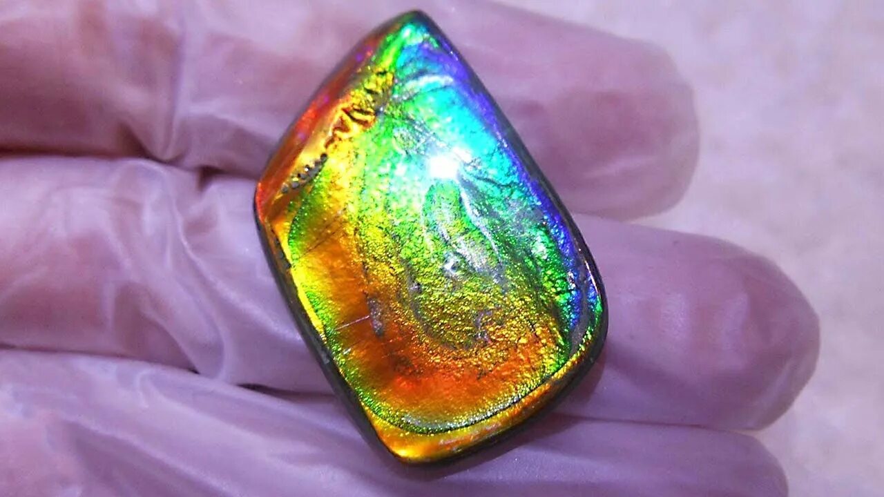 10 самоцветов. Опал самородок. Опал в малахите. Драгоценные минералы Алмаз. Радужный драгоценный камень.