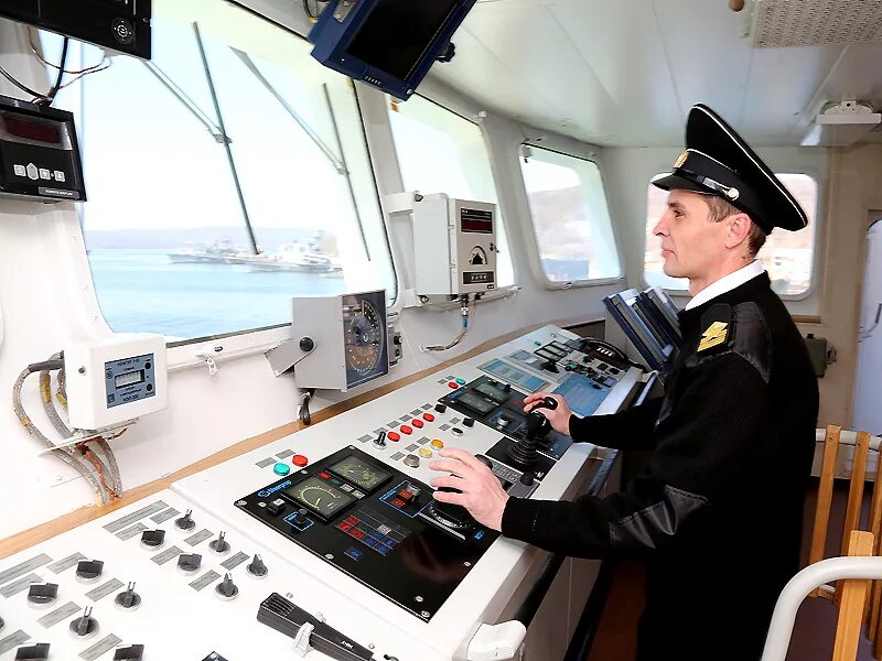 Ship captain. Профессия Штурман ВМФ. Рубка капитана на корабле. Штурман военного корабля.