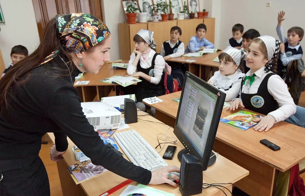 Преподаватели в школах Чеченской Республики. Чеченки в школе. Школа в Чечне. Школа в Чечне учитель.