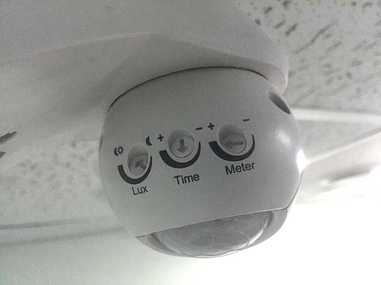 Как регулировать датчик движения для включения света. Регулировка датчика движения iek. Как регулировать датчик движения света. Регулировка датчика движения на прожекторе. Регулировка датчика движения на прожекторе.