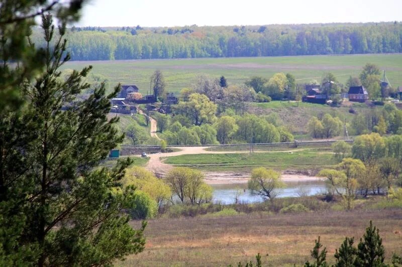 Тарусская область деревня. Деревня Яблоново Тарусский район. Река Безвель Калужская область. Деревня Яблоново Калужская область Тарусский район. Дом на берегу реки Ока.