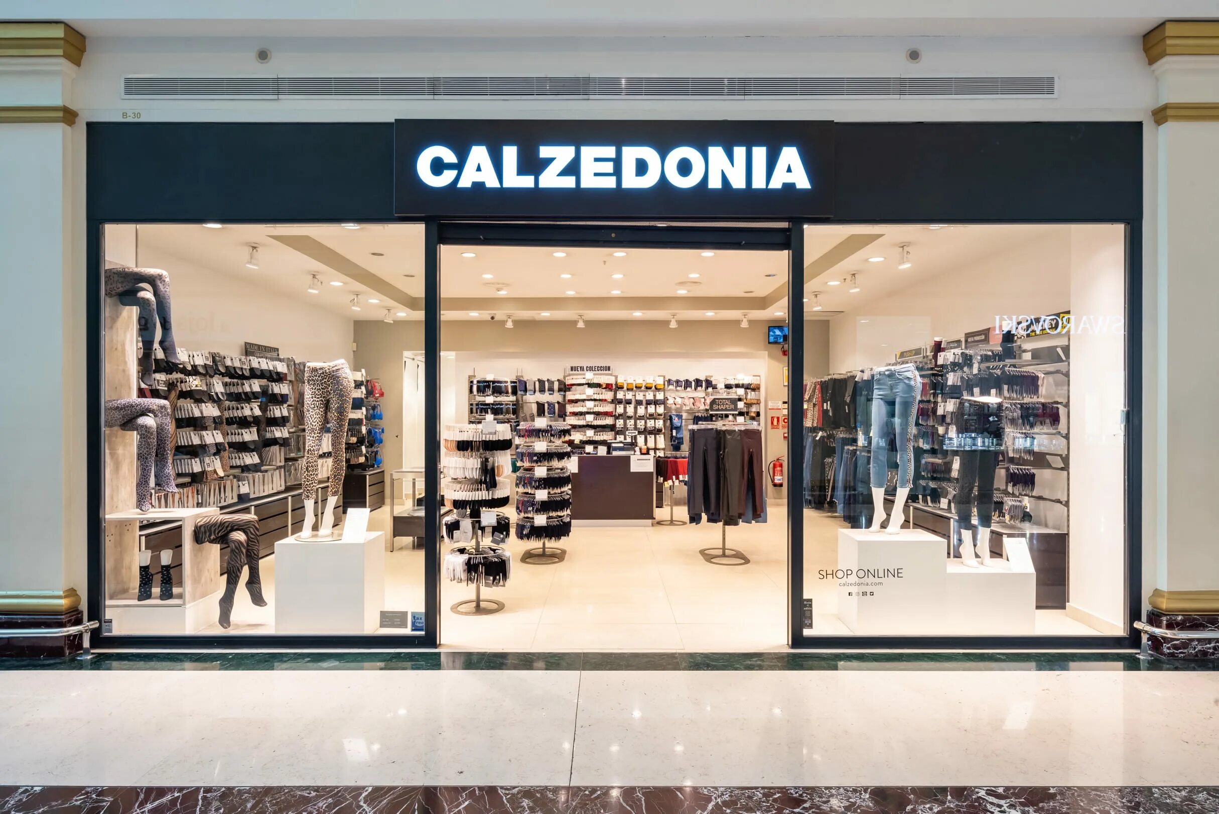 Calzedonia сайт интернет магазин. Кальцедония в ТЦ мозаика. Кальцедония витрина. Calzedonia фото магазина. Кальцедония мега Химки.