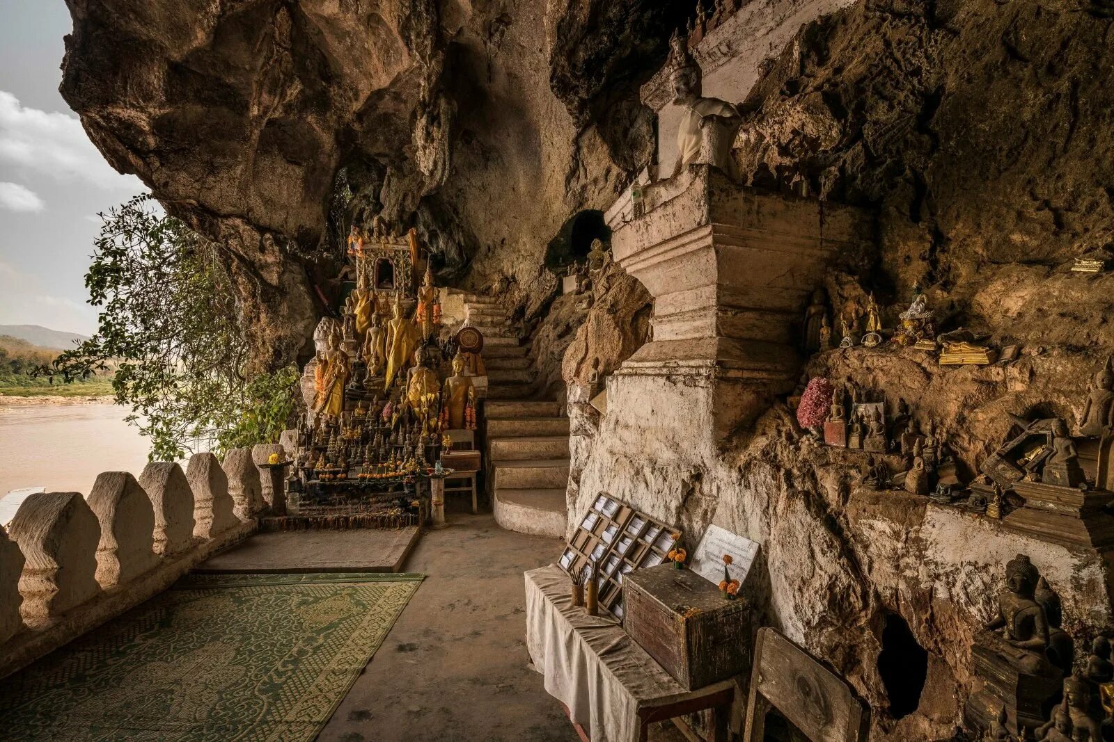 Пещеры будды. Пещеры пак ОУ В Лаосе. Лаос пещерный. Пещер Pak ou Cave Лаосе. Луангпхабанг пещеры.