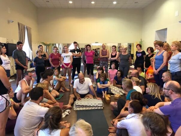 Аудитория людей. Бизнес тренинг. Бизнес тренинг. Обучение косметологии семинар. Бизнес мероприятия.