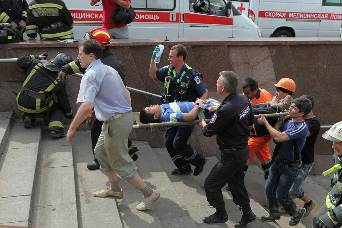 Теракт 2014. Катастрофа в Московском метрополитене 15 июля 2014. 15 Июля 2014 метро трагедия в Московском. Авария в Московском метро 15 07 2014. Славянский бульвар парк Победы катастрофа.