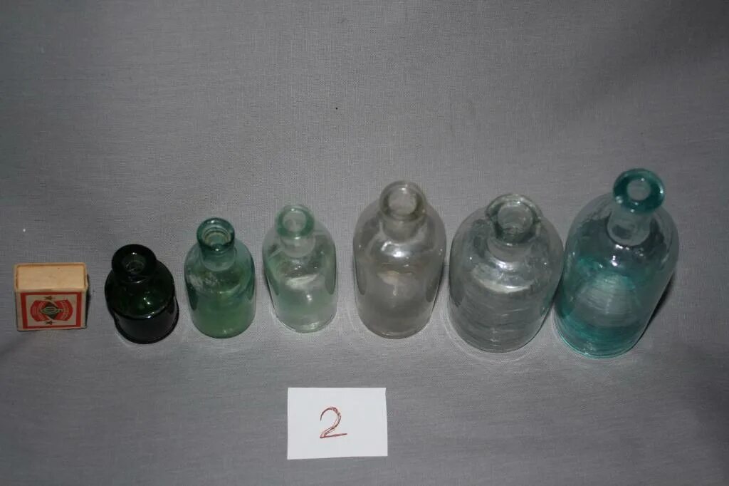 Антикварная зеленая аптечная бутылочка зсугк 1853 года. Бутылочка Царская аптечная глеш. Аптечные бутылочки стеклянные. Старые аптекарские бутылочки.