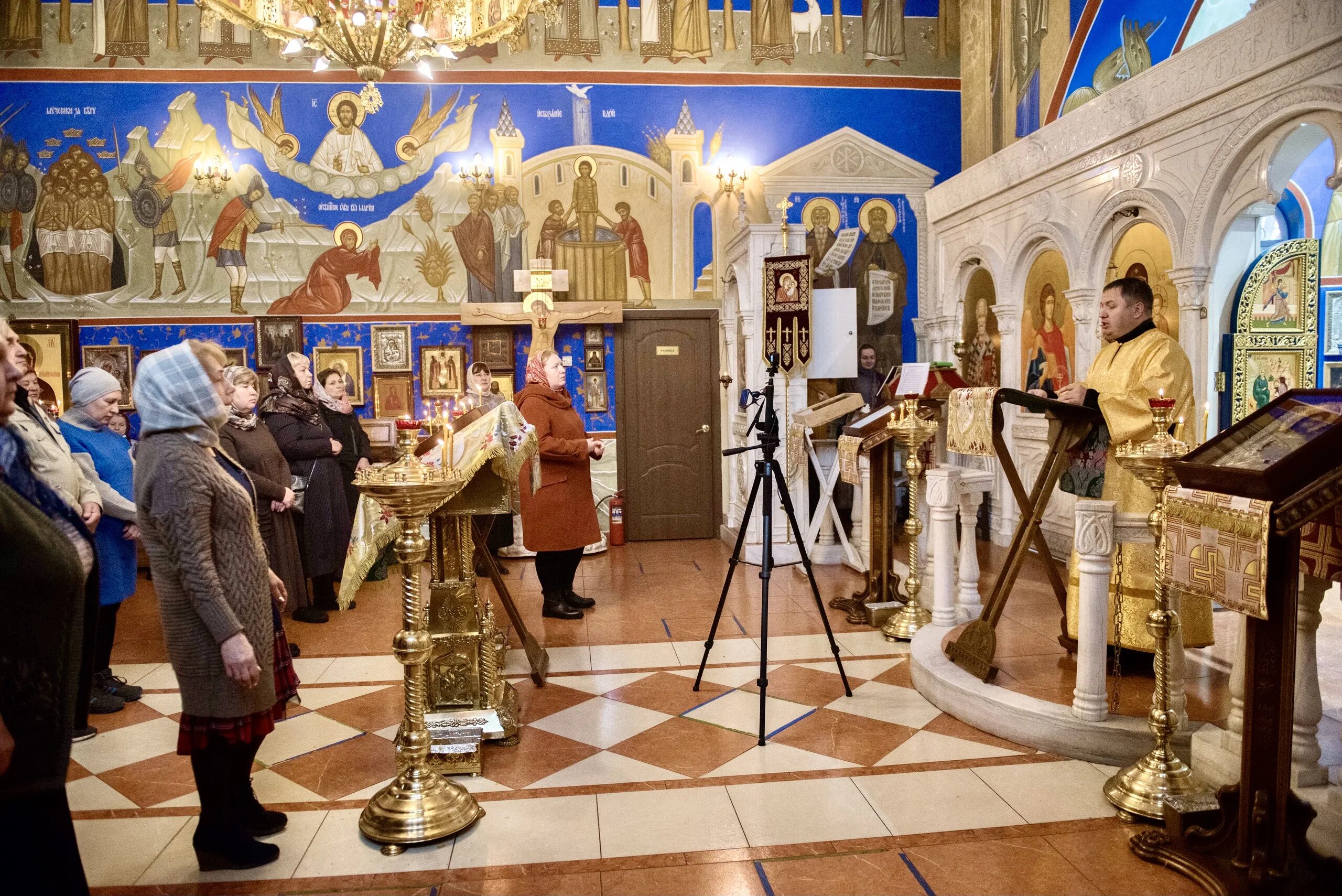 Литургия в храме. Молодежь на литургии фото. Иерей павел хмелинин. Объяснение литургии ютуб. Иконы анастасии узорешительницы с травами.