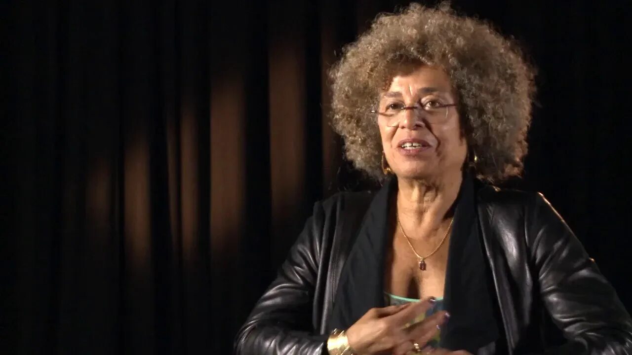 Анджела низина. Анджела Дэвис. Анджела Девис 2024. Angela Davis 1973. Анджела Ивонн Дэвис.