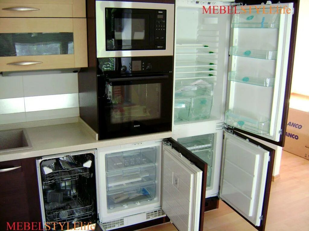 Встраиваемый духовой шкаф холодильник. Встроенная морозильная камера под духовым шкафом. Встроенный холодильник и микроволновка. Встроенный холодильник и посудомойка. Встроенный холодильник под духовкой.