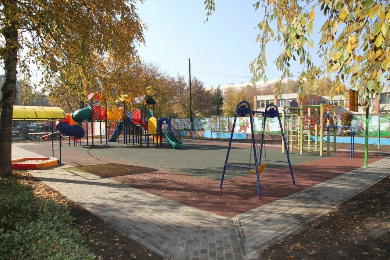 Брянск двор. Брянск советский район благоустройство двора. Улица металлургов брянск. Брянск улицы во дворах. Брянск двор.