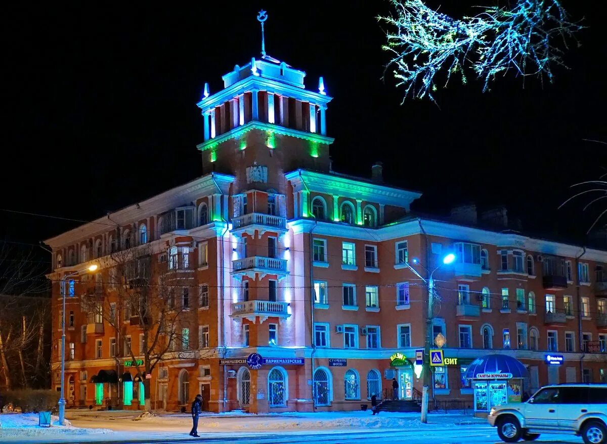 Комсомольск на Амуре. Город Комсомольск на Амуре. Дом со шпилем Комсомольск на Амуре. Город Комсомольск-на-Амуре Хабаровского края. Еркц комсомольск на амуре передать