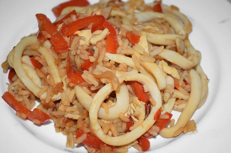 Кальмар с овощами на сковороде. Рис с кальмарами. плов с кальмарами. рис с кальмарами и овощами. бурый рис с кальмаром и овощами.