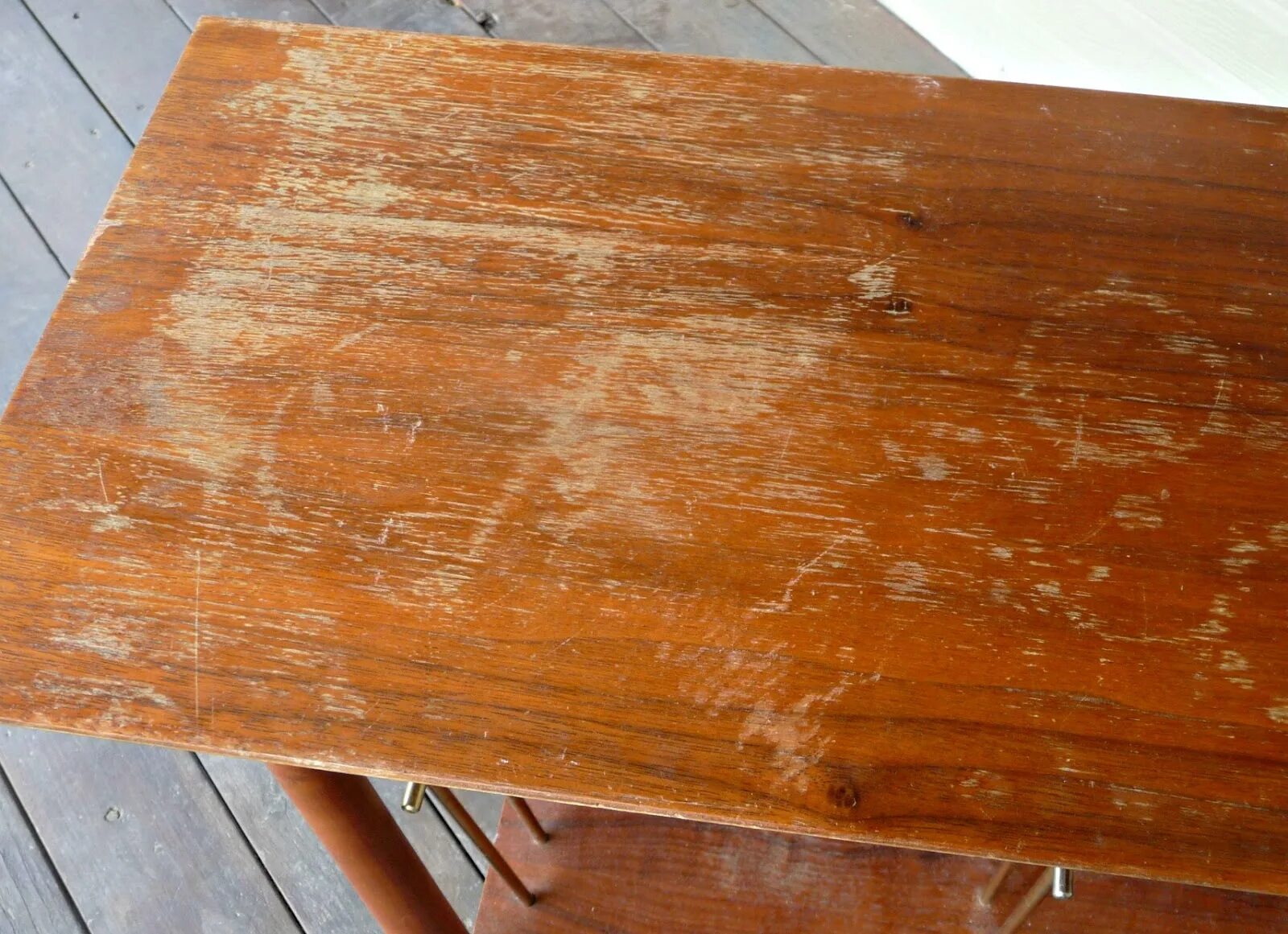 Деревянный лакированный стол. Лакированная деревянная столешница. Стол из дерева лакированный. Сколы на деревянной мебели. Мебель трещины
