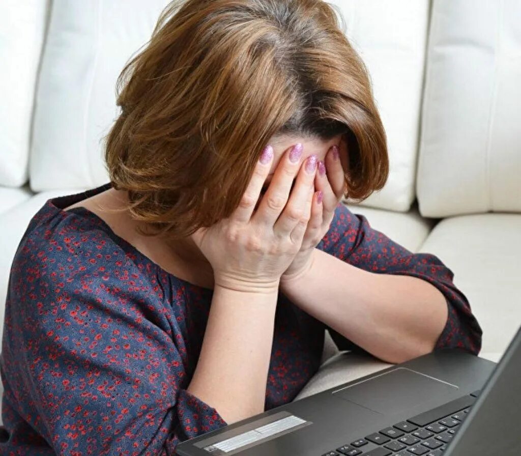 Стала жертвой интернет мошенников. Мошенничество с банковскими картами. Мошенничество картинки. Мошенничество в интернете. Жертва интернет мошенников.