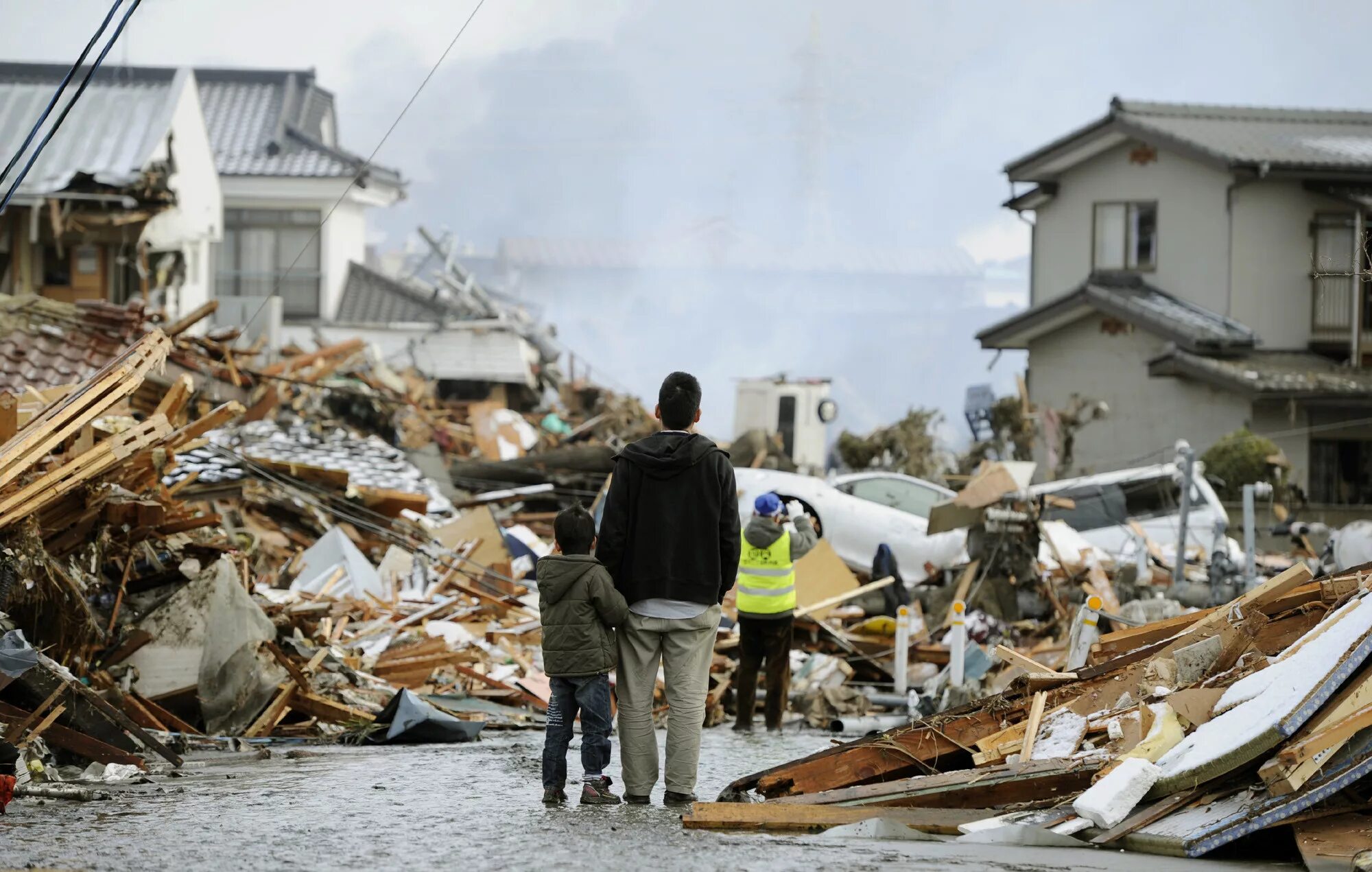 5 natural disasters. ЦУНАМИ В Японии в 2011. Землетрясение и ЦУНАМИ В Японии. Стихийные бедствия в Японии ЦУНАМИ. Великое землетрясение Восточной Японии 2011.