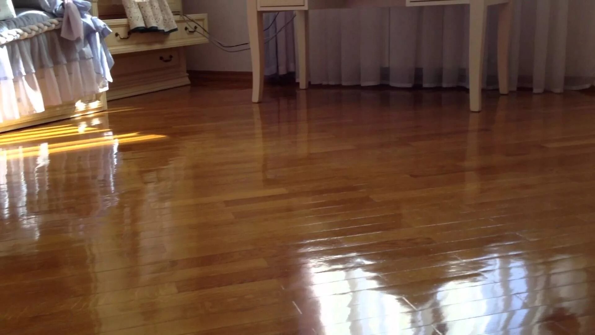 Трут полы. Уборка пола. Чистый пол. Покрытие на пол. Лакировка паркета.