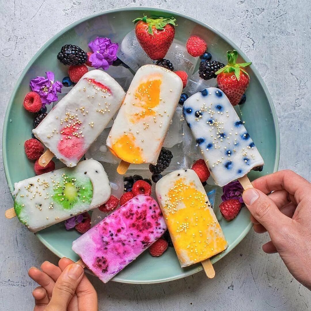 Ice cream мороженщик. День фруктового мороженого. Фрукты с мороженым. Красивое мороженое. Мороженое с фруктами.