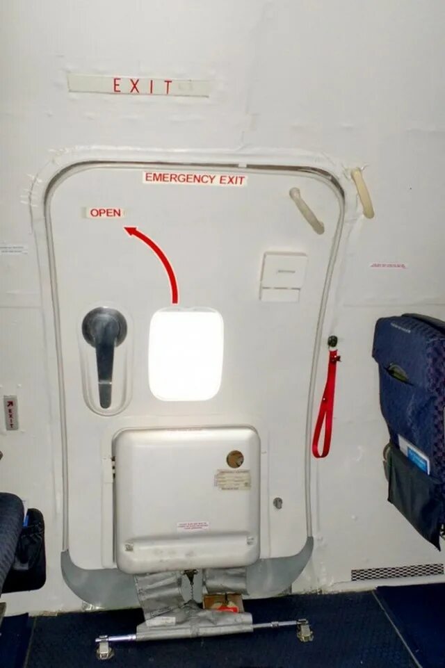 Аварийный выход в самолете фото Аварийное освещение Boeing-737: engineering_ru ЖЖ