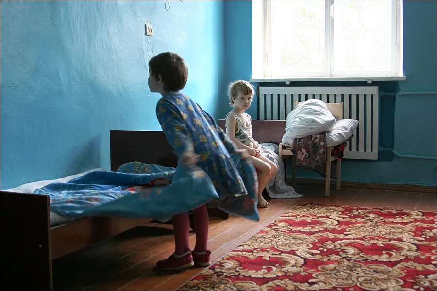Пожилая женщина в доме престарелых. Подруги живопись. Мама сдала их в интернат сразу. Мама сдала их в интернат сразу. Папа ведет сына с дцп.