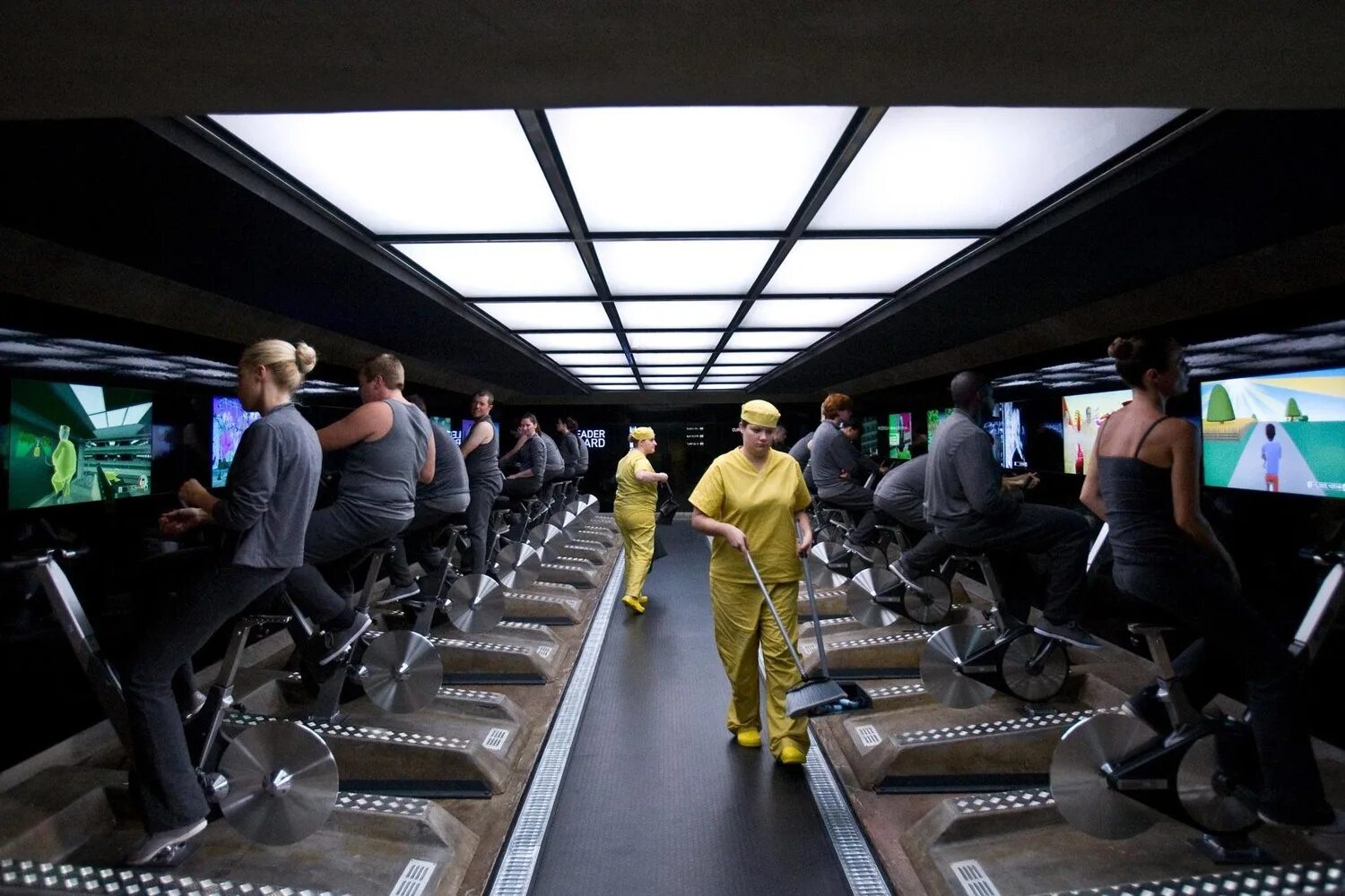 Чёрное зеркало 15 миллионов. Миллиард рублей. 1000000 минут картинки. Черное зеркало 2011. Дэниел калуя черная пантера.