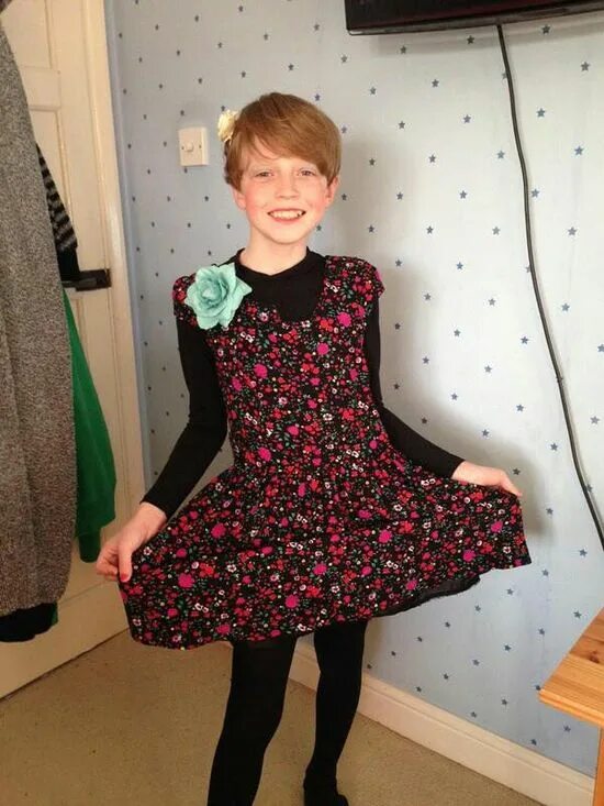 Мальчик 10 лет платье. Girly boy in dress платье. Boy трансгендер dress in dress. Boy wear dress. Мальчик в платье инстаграмм.