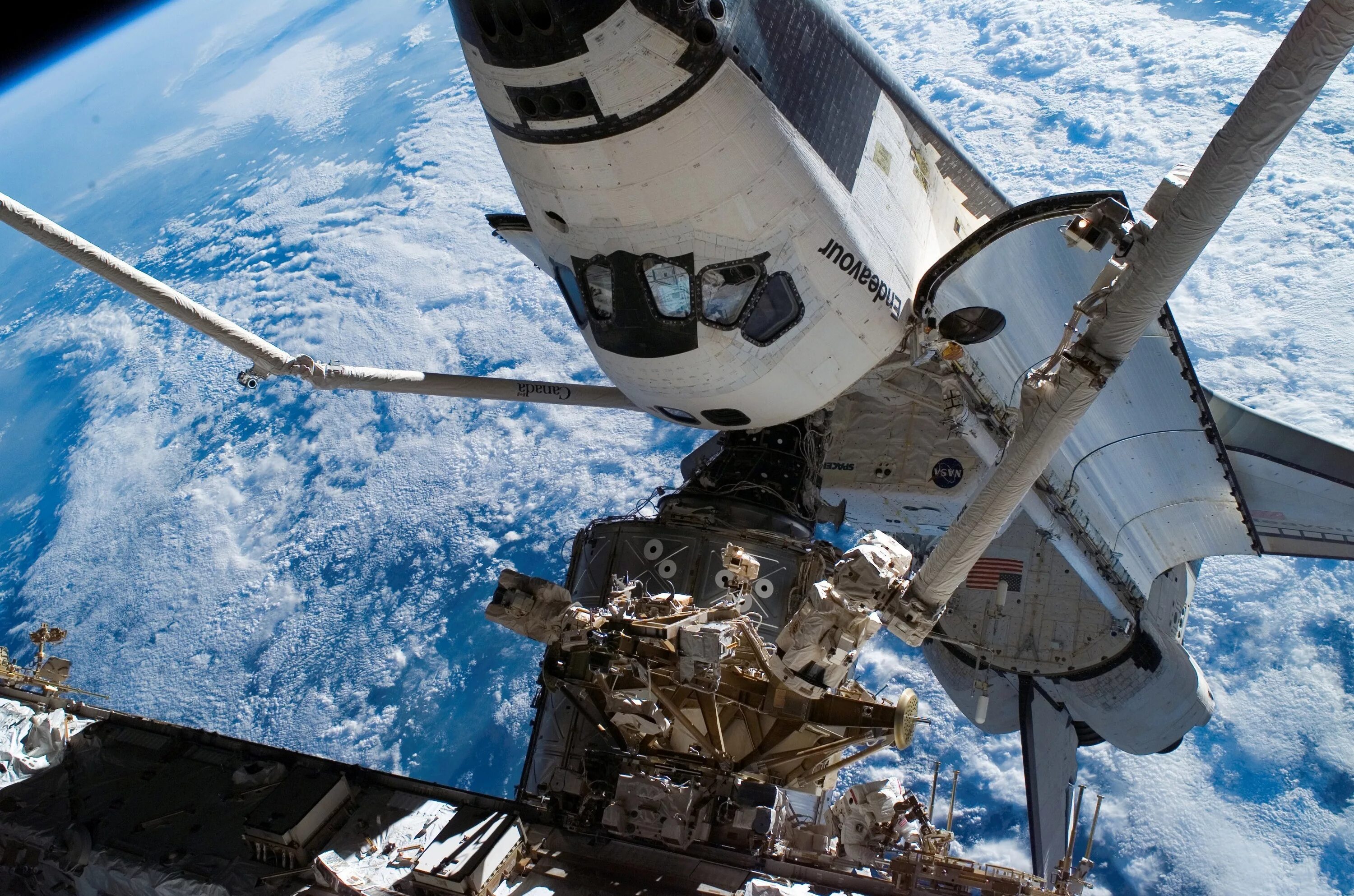 Шаттл на орбите. Шаттл индевор и мкс. шаттл пристыкованный к мкс. мкс space shuttle. спейс шаттл индевор.