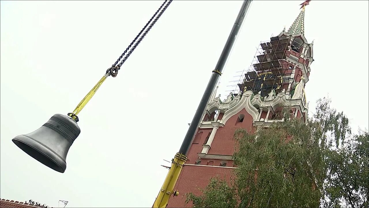 Звон кремля. Спасская башня Московского Кремля колокола. Спасская башня Кремля звонница. Колокола на Спасской башне Кремля. Колокольня Спасской башни Кремля.